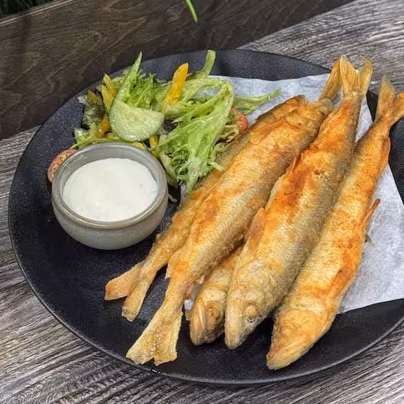 Фото Сезонная рыба с микс-салатом и соусом тар-тар